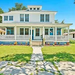Charming Downtown Carriage Apartment