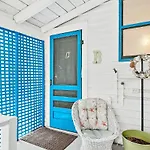 Charming Downtown Carriage Apartment