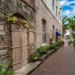 Orange Street Apartment