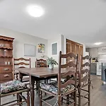 Uptown Lovebird Nest, Minutes To Vilano Beach And Downtown!