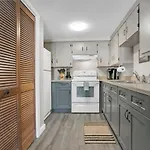 Uptown Lovebird Nest, Minutes To Vilano Beach And Downtown!
