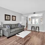 Cozy 2-Bedroom Townhouse Close To Crescent Beach