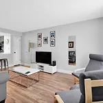 Cozy 2-Bedroom Townhouse Close To Crescent Beach