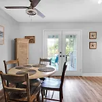 Cozy 2-Bedroom Townhouse Close To Crescent Beach