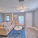 Apt With Balcony, Walk To Historic District!