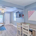 Apt With Balcony, Walk To Historic District!