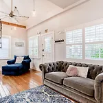 Quaint Modern Downtown Cottage
