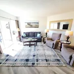 Island House D222 Condo