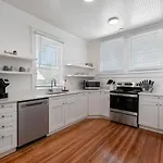Old Mission Manor - Chic 2Br 1Ba Apartment - Sleeps 6 - Pool Table - 15 Min Walk To Downtown