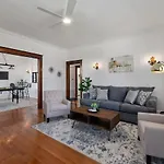Old Mission Manor - Chic 2Br 1Ba Apartment - Sleeps 6 - Pool Table - 15 Min Walk To Downtown
