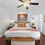 Boho Bungalow - Chic Pet Friendly Mins To Town