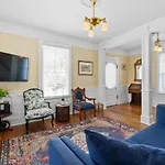 The Blue Lion- 2 Blocks To Downtown Historic Charm