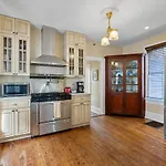 The Blue Lion- 2 Blocks To Downtown Historic Charm