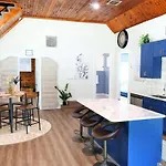 Charming Oasis - Ultimate Rustic Getaway!