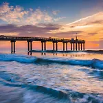 Sun Kissed Cottage, 3 Bedrooms, Sleeps 7, Walk To Ocean
