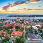 Sun Kissed Cottage, 3 Bedrooms, Sleeps 7, Walk To Ocean