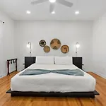 Uptown Loft - Bright - Modern - Walkable