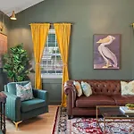 La Reverie - Historical Chic, Downtown Boutique