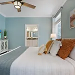 Sparkling Blue Pool Home! Walk To Beach, Publix