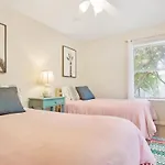 1 Block From St Aug Beach And A Street, Boho Apt With Tropical Vibes, Patio, 3 Parking Spots