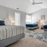 Sapphire Skies! Sweet Beach Condo Steps From The Sand And Surf