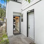 The Peachy Pearl, Private Uptown Apartment, Dog Friendly