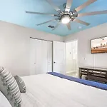 Uptown Gem The Castaway Cottage, Dog Friendly!