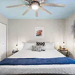 Uptown Gem The Castaway Cottage, Dog Friendly!