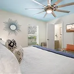 Uptown Gem The Castaway Cottage, Dog Friendly!