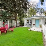 Uptown Gem The Castaway Cottage, Dog Friendly!