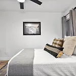 Hidden Lighthouse Bungalow Renovated 2 Beds Dogs Ok