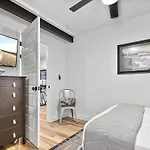 Hidden Lighthouse Bungalow Renovated 2 Beds Dogs Ok