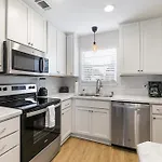 Island Suite - Walk To Downtown!