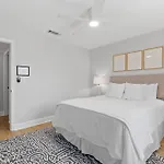 Island Suite - Walk To Downtown!