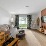 Island Suite - Walk To Downtown!