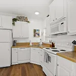 Treetop Cottage - 3 Blocks From Historic District