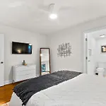 Private Uptown Flat - Walk To Nights Of Lights!
