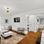 Private Uptown Flat - Walk To Nights Of Lights!