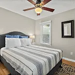 Fullerwood Park Retreat, 5 Min To Downtown, Sleeps 6