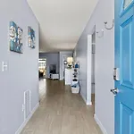 Charming And Delightful Getaway! Walk To Beach