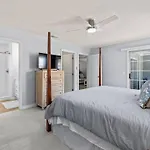 Charming And Delightful Getaway! Walk To Beach