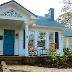Luxurious Moody Manor Estate Close To Downtown And The Beach!