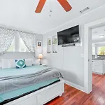 Uptown Charm Sleeps 6 Family & Pet Friendly