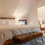 Private Luxury Cottage Close To Downtown