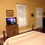 Charming Historic Downtown Apartment