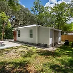 Guests Favorite! Pet Friendly Cottage, Near Down Town