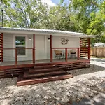 Guests Favorite! Pet Friendly Cottage, Near Down Town