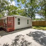 Guests Favorite! Pet Friendly Cottage, Near Down Town