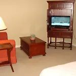4106-L Bright & Cheery Ground Floor King Suite
