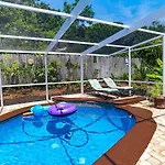 4-Bdrm Pool House Paradise 1 Block To Beach With Salt Water Pool And Hot Tub